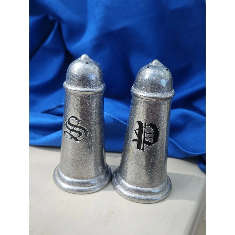 Vintage Pewter WILTON Armetale Salt & Pepper Shakers Plough Tavern Old World 4